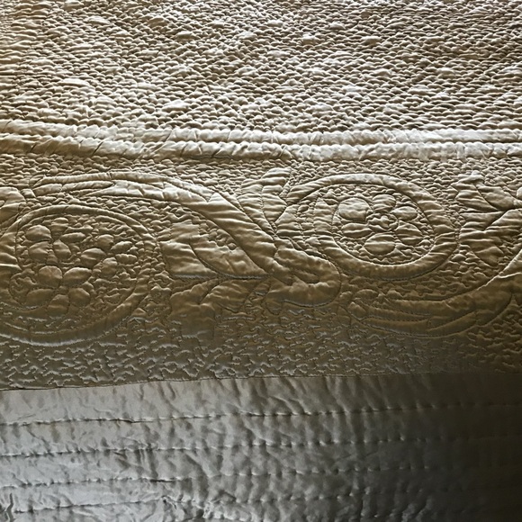 Elegant Tan/Champaign Quilted Bedspread - Picture 6 of 11